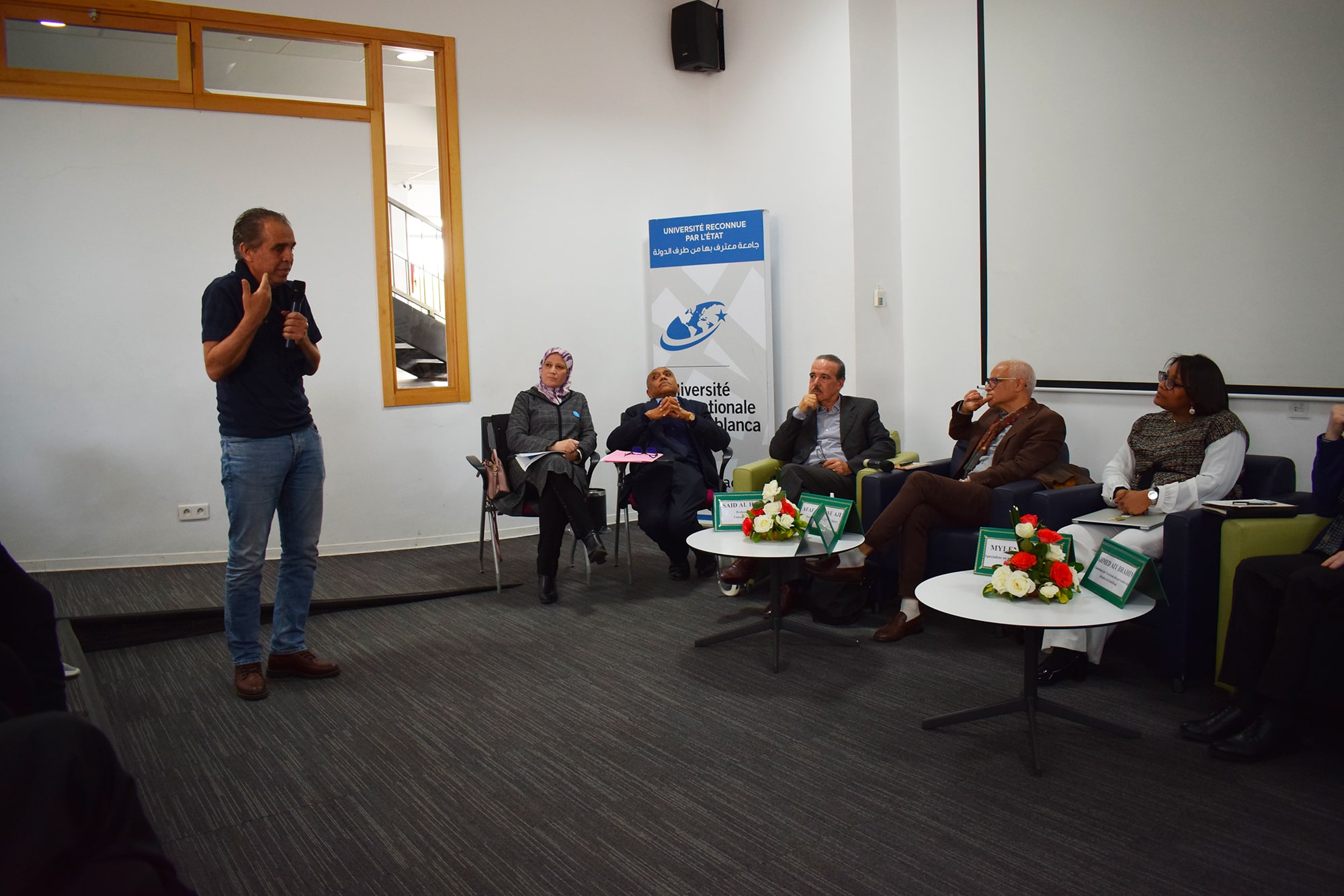 Conférence sur le thème 8-min